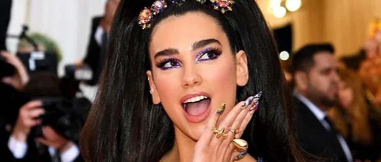 É ela! Dua Lipa será uma das apresentadoras do MET Gala 2023