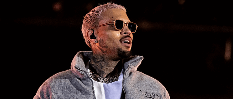 Chris Brown tem turnê para estrear, mas Justiça quer mantê-lo preso