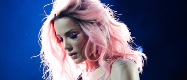 Halsey comemora ao se tornar a 10ª artista mais ouvida no Spotify mundial