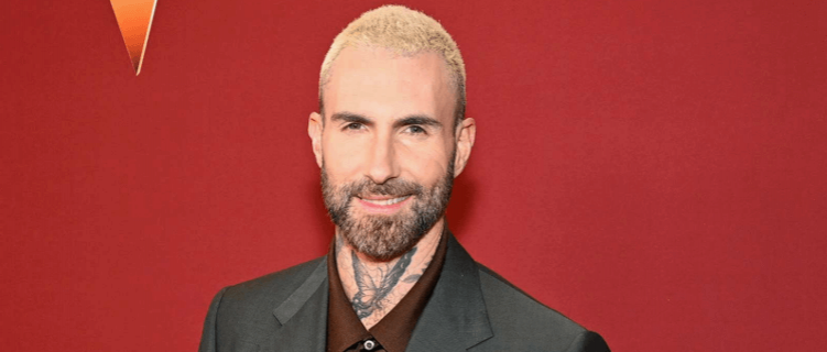 Adam Levine é processado por post no instagram pedindo doações
