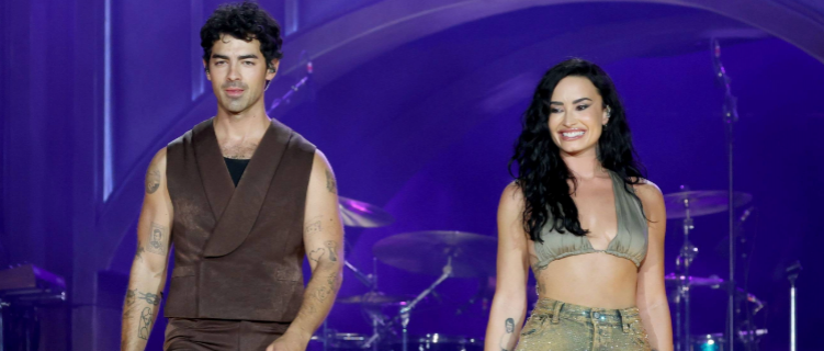 Demi Lovato se reúne Jonas Brothers e canta hits de "Camp Rock"