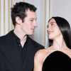 Dua Lipa revela que está noiva do ator Callum Turner