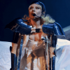 Lady Gaga manda 80 caixas de pizza para fãs que estão acampados em frente ao seu hotel