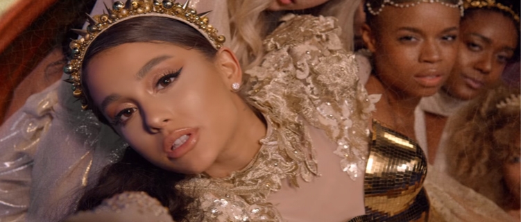 Deus é mulher e tem a voz da Madonna no clipe de Ariana Grande