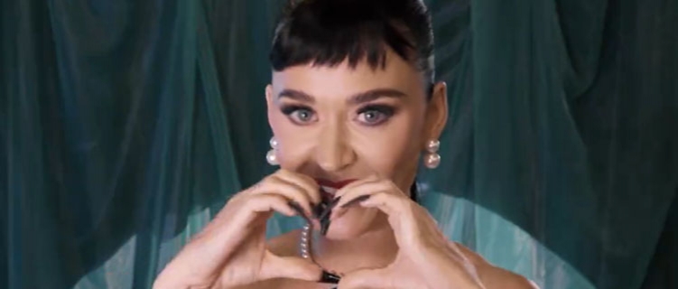 Katy Perry enaltece fãs brasileiros e entrega possível dica sobre nova era