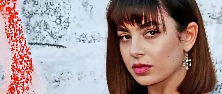 Charli XCX promete álbum novo para 2019 e parceria com Rosalía é cogitada