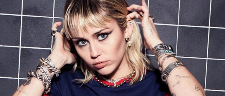 Miley Cyrus lança o seu novo álbum, "Plastic Hearts".