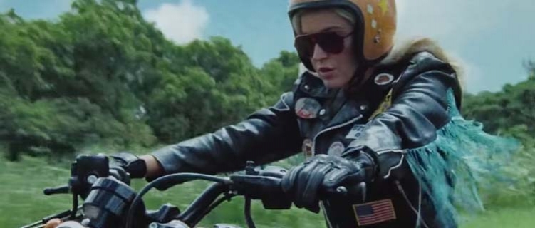 Katy Perry revela curiosidades do clipe de “Harleys In Hawaii” em bastidores de gravação.