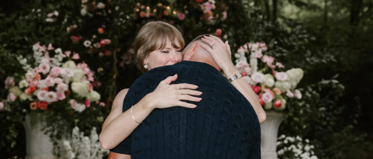 Taylor Swift e Travis Kelce anunciam que estão noivos