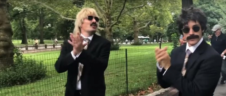 Justin Bieber e Jimmy Fallon se disfarçam e enganam as pessoas com as danças mais loucas em pleno Central Park!