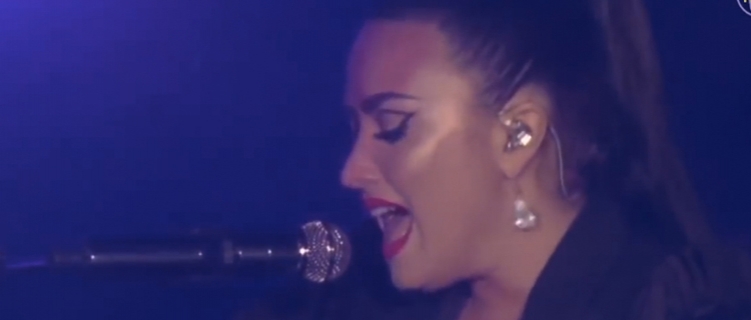 Emocionada, Demi Lovato canta “Sober” pela primeira vez no Rock in Rio Lisboa