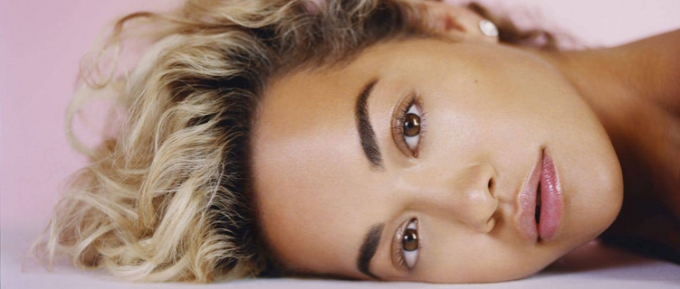 Rita Ora troca imagens de redes sociais, confirma título de disco e data de estreia do single “Let You Love Me”, afirma site