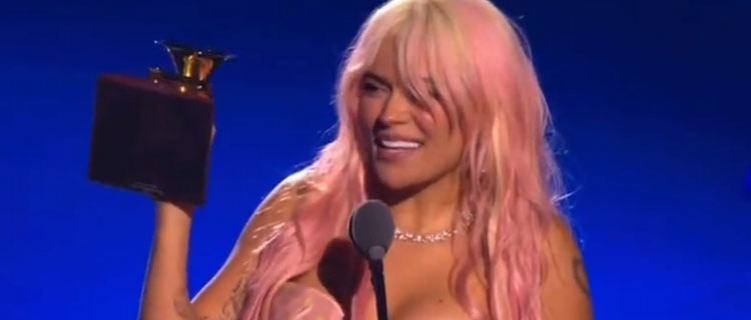 Karol G vence Álbum do Ano no Grammy Latino com “Mañana Será Bonito”