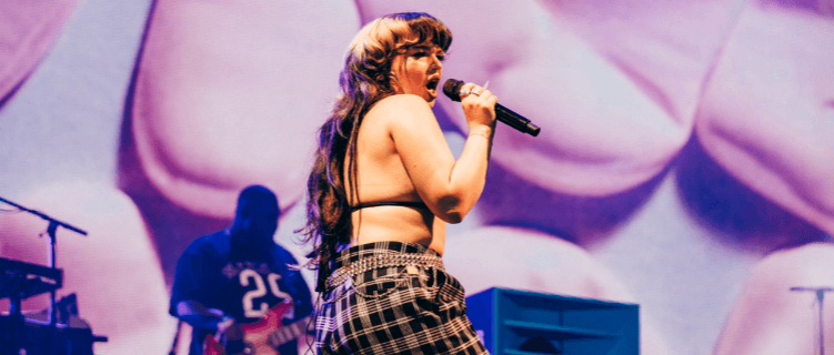 Lola Young cancela outro show após desmaiar no palco