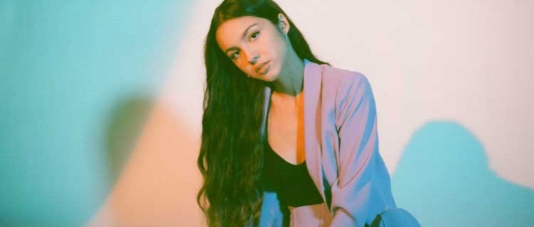 Olivia Rodrigo conquista, simultaneamente, o topo da parada de álbuns e singles do Reino Unido