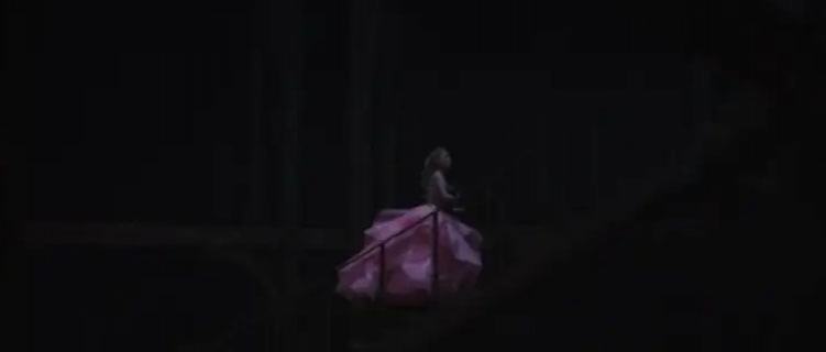 Ariana Grande mostra primeira imagem de Glinda, sua personagem no filme "Wicked"