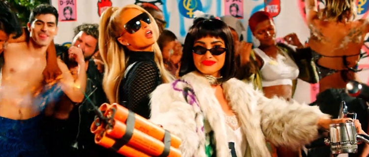 Demi Lovato e Paris Hilton revisitam o passado em novo videoclipe
