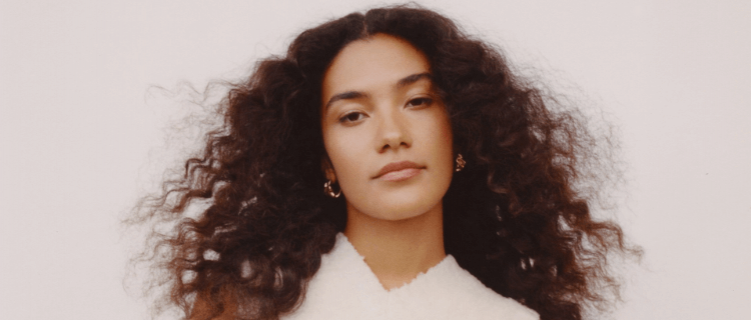 Olivia Dean supera “Golden” e alcança 2º lugar no Spotify global