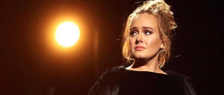 Adele anuncia seu novo álbum, "30", com carta aberta aos fãs