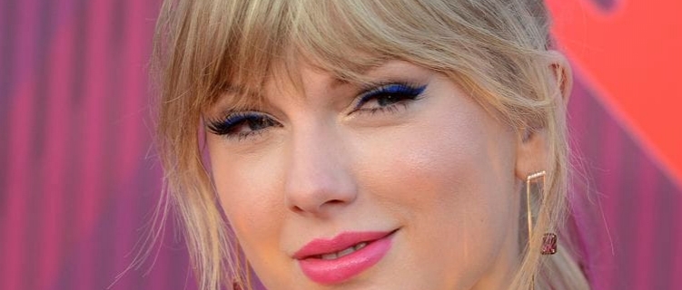 Taylor Swift faz performance solo de “Me!” no “Germany’s Next Top Model”