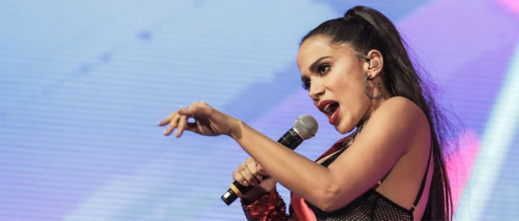 Anitta interrompe show e d&aacute; bronca ao perceber briga em camarote: &lsquo;Papel de idiota!&rsquo;