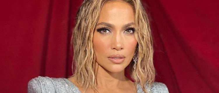 Jennifer Lopez aparece irreconhecível com cabelo roxo para novo videoclipe