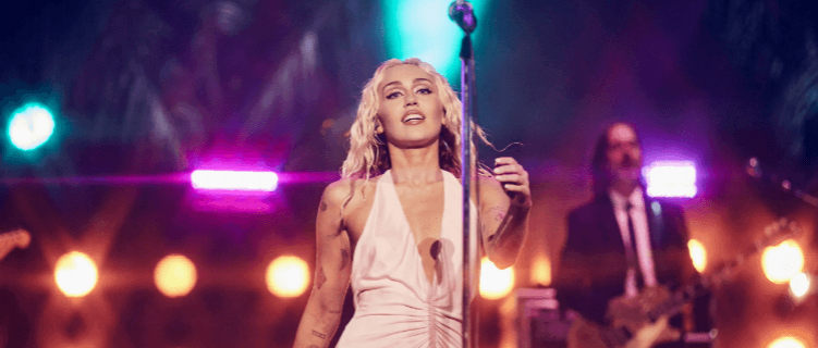 Miley Cyrus nega plágio de música de Bruno Mars em "Flowers"