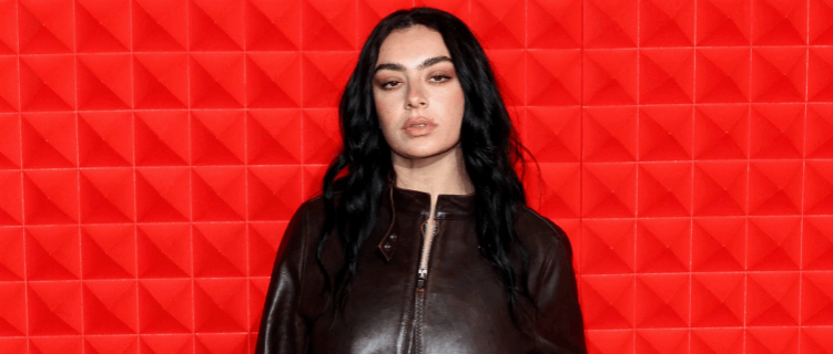 Charli XCX anuncia turnê de “BRAT” em arenas para 2025