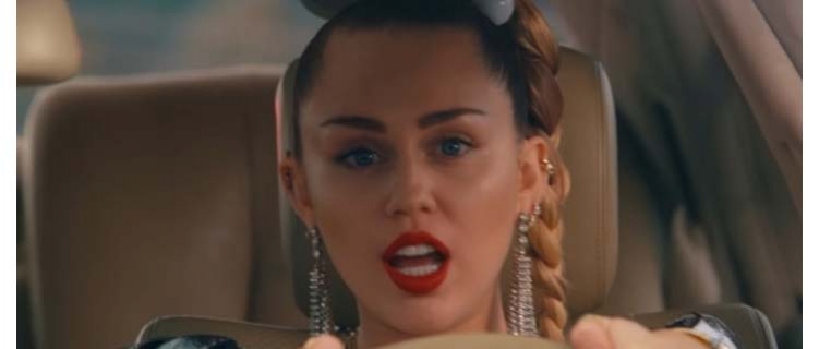Mark Ronson e Miley Cyrus atingem 100 milhões de visualizações com o clipe de “Nothing Breaks Like a Heart”