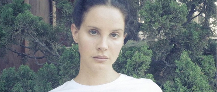 Lana Del Rey anuncia novo single, “Mariners Apartment Complex”, e mostra prévia