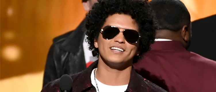 Show de Bruno Mars é interrompido após pequeno incêndio no palco