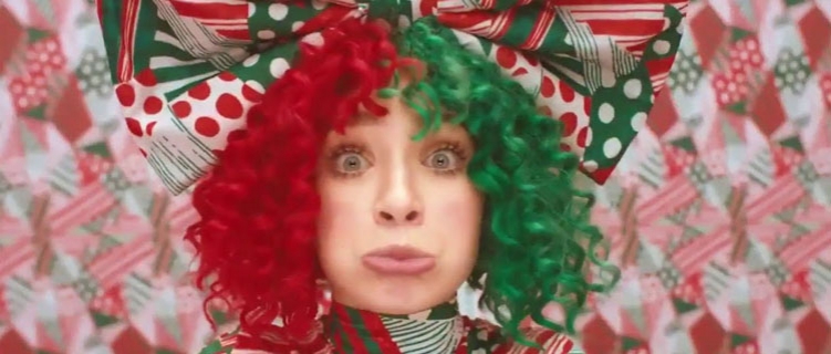 Sia salva bonecos de neve no clipe em stop-motion de “Snowman”