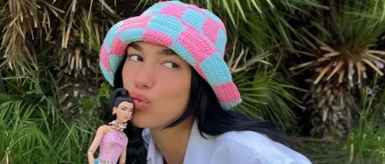 Dua Lipa posa com sua versão exclusiva da Barbie e fãs pedem lançamento da boneca