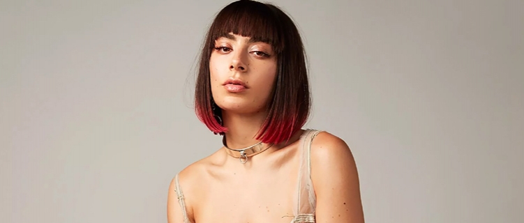 Charli XCX lança o álbum “how i’m feeling now”, gravado durante a quarentena.