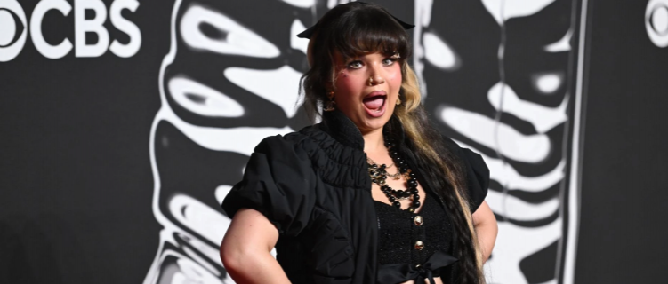 Lola Young mostra vocais potentes em performance de “Messy”