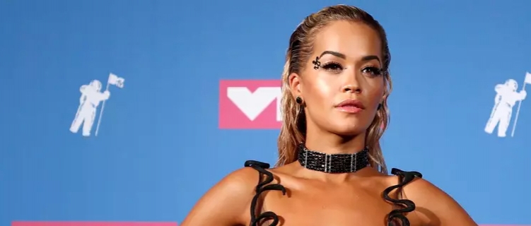 Rita Ora diz que está tentando “muito forte” visitar o Brasil