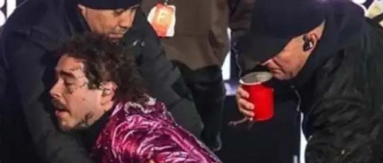 Post Malone cai do palco durante show de Ano Novo em Nova Iorque