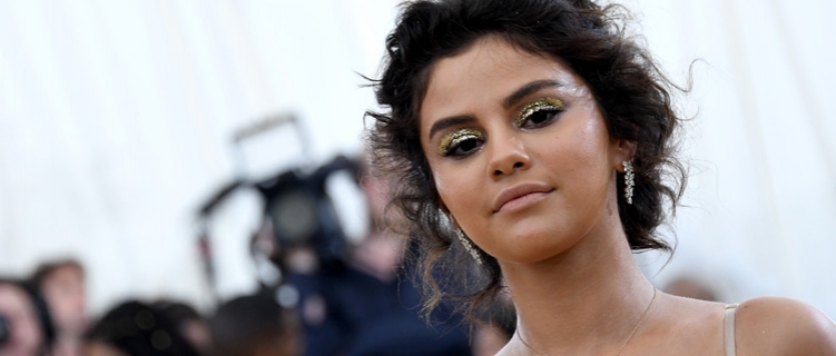 Selena Gomez tira sarro dela mesma por causa do Met Gala