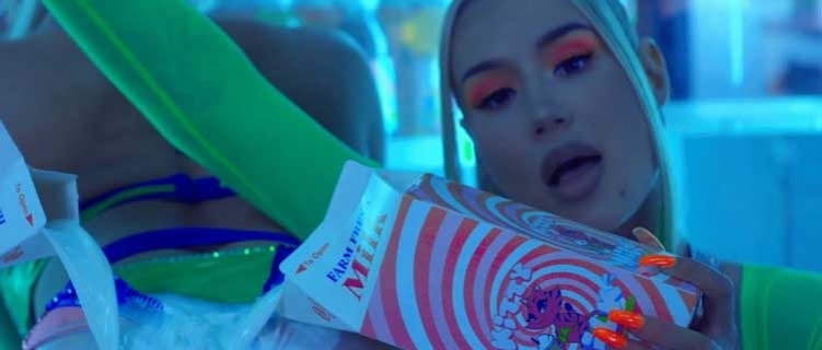Iggy Azalea lança sexy clipe da inédita “Sip It”, parceria com Tyga, e single “Brazil”