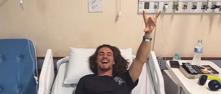 Cantor Vitor Kley é internado em hospital de Ilhabela com apendicite