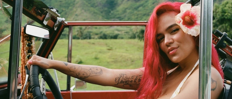 Karol G assina contrato milionário com a Interscope e será dona das próprias gravações