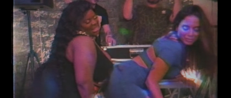 Anitta e Jojo curtem o maior baile funk à la Furacão 2000 no clipe de “Perdendo a Mão” do Seakret