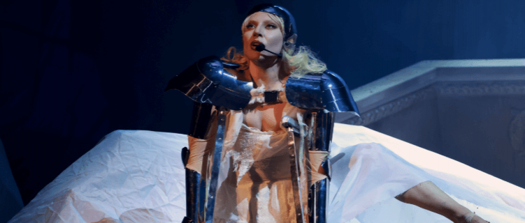 Lady Gaga manda 80 caixas de pizza para fãs que estão acampados em frente ao seu hotel