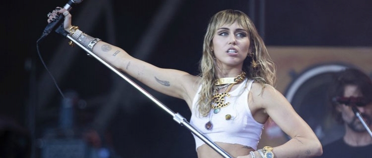 Miley Cyrus revela que está trabalhando em um álbum de covers do Metallica
