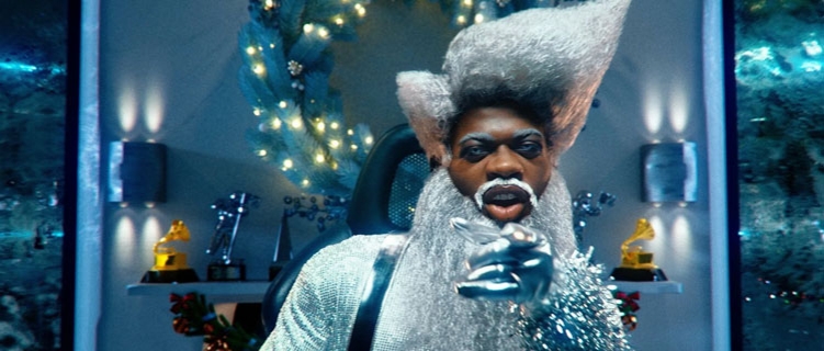 Lil Nas X vive aventura natalina moderna no clipe divertido de “Holiday”
