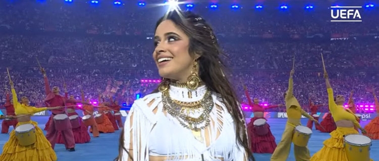 Camila Cabello entrega apresentação vibrante na final da Champions League