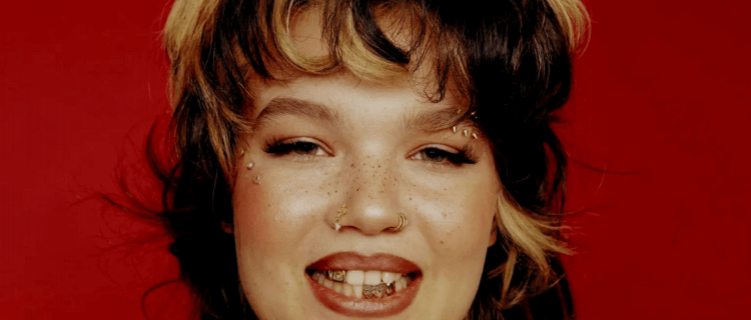 Lola Young anuncia pausa na carreira