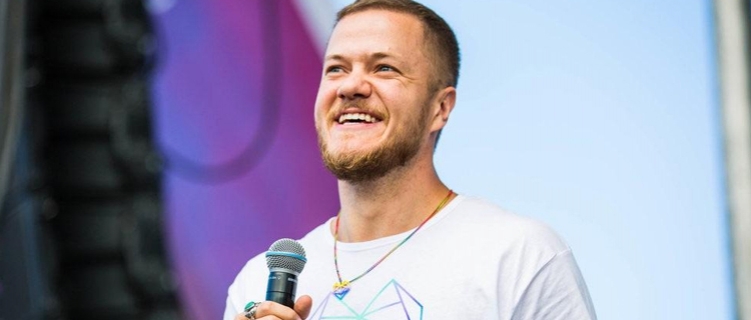 Dan Reynolds , do Imagine Dragons, se une a Tom Morello e outros artistas em "Stand Up"