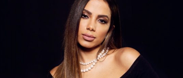 Anitta dá celular de R$ 5 mil de presente para Jojo Todynho