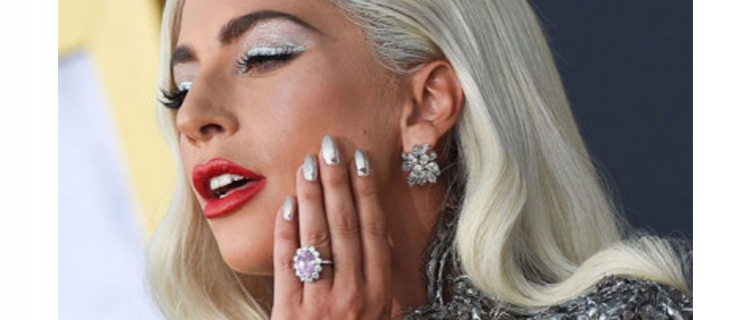 Anel de noivado de Lady Gaga é avaliado em 1 milhão e 500 mil reais, de acordo com especialista